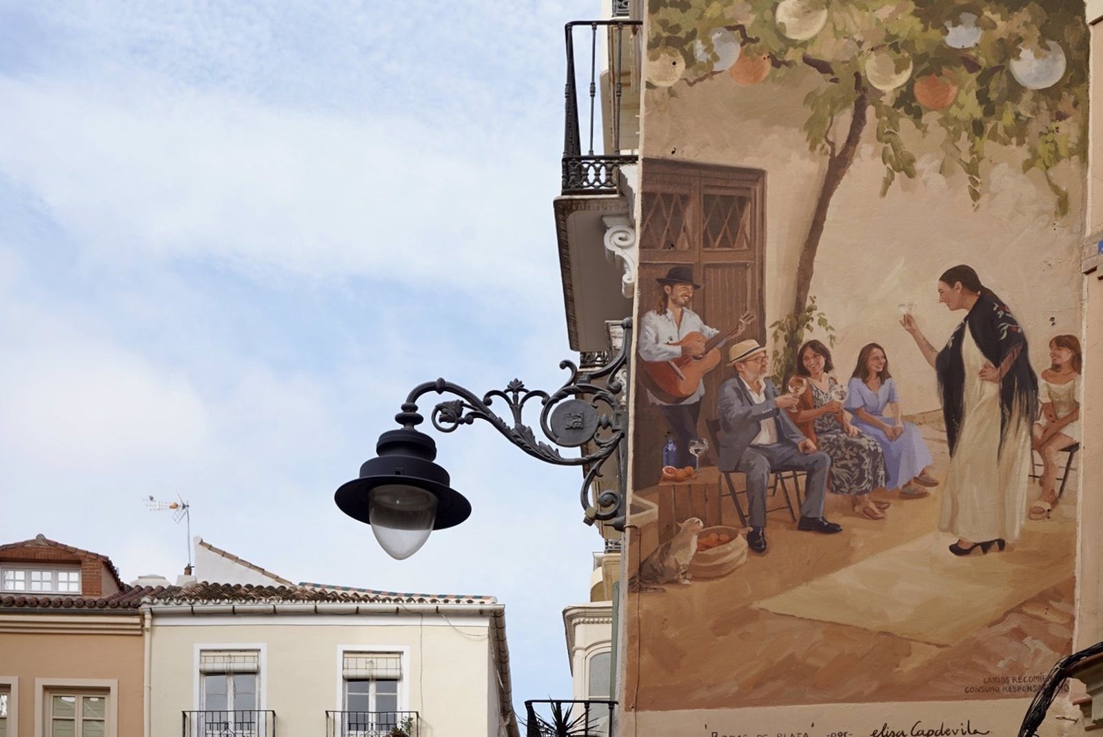 El mural 'Bodas de plata' de Elisa Capdevila, en el entorno del Thyssen de Málaga.