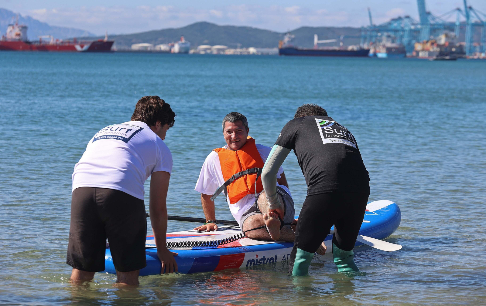 Fotos de la jornada de paddel surf inclusivo de EDP en Palmones