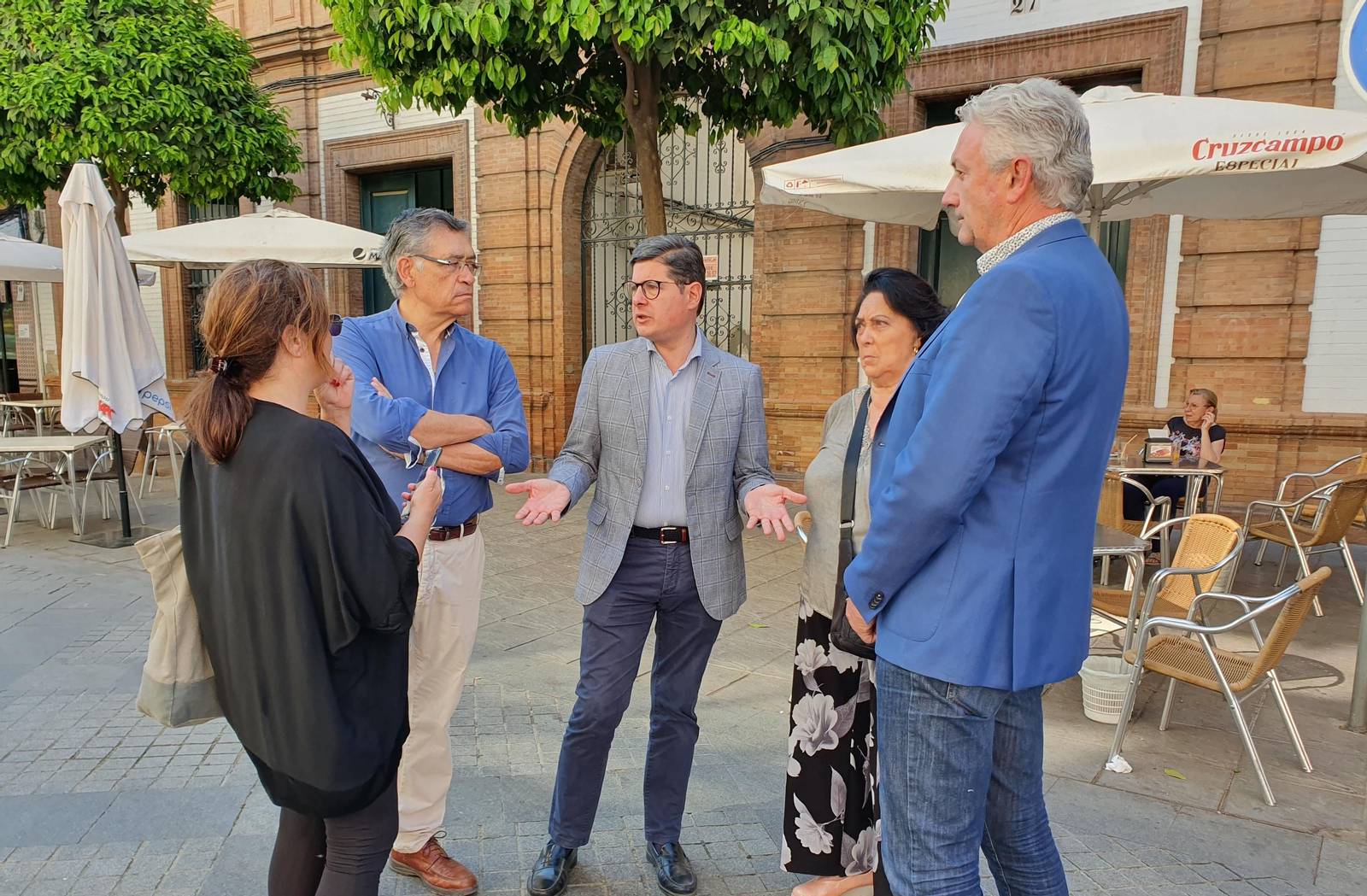 Álvaro Pimentel en la calle San Jacinto con el portavoz adjunto Miguel Ángel Aumesquet, comerciantes y vecinos de Triana.