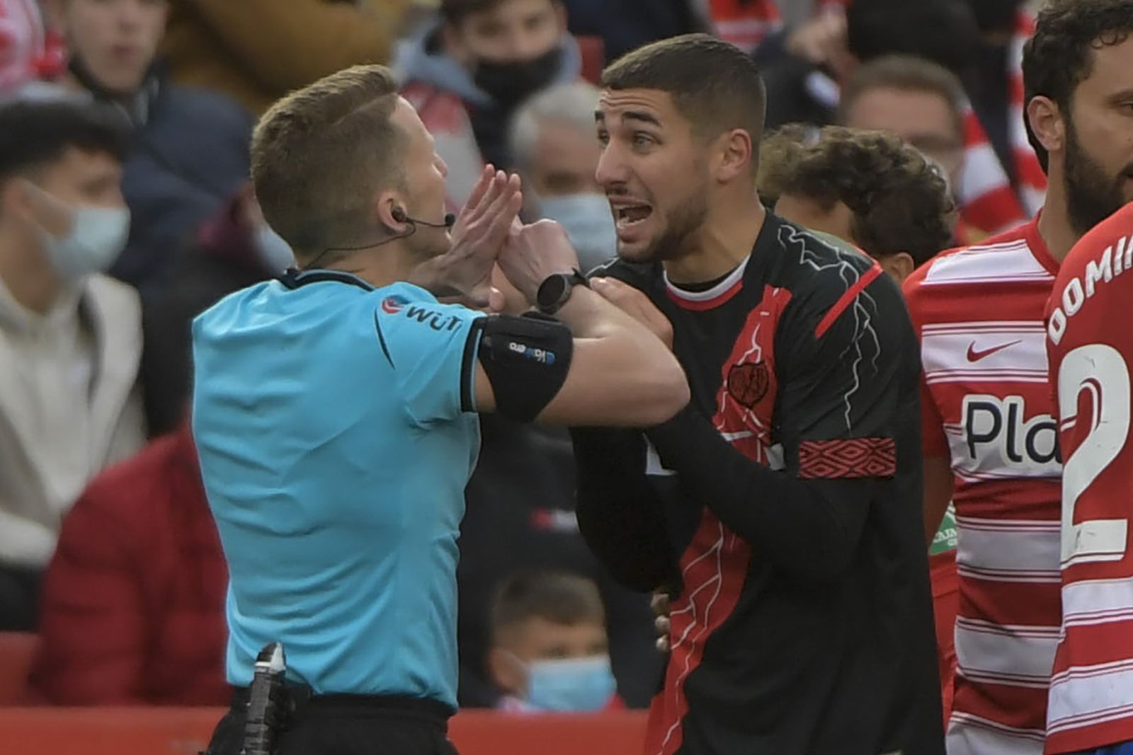 Santi Comesaña pide a Hernández Hernández explicaciones.
