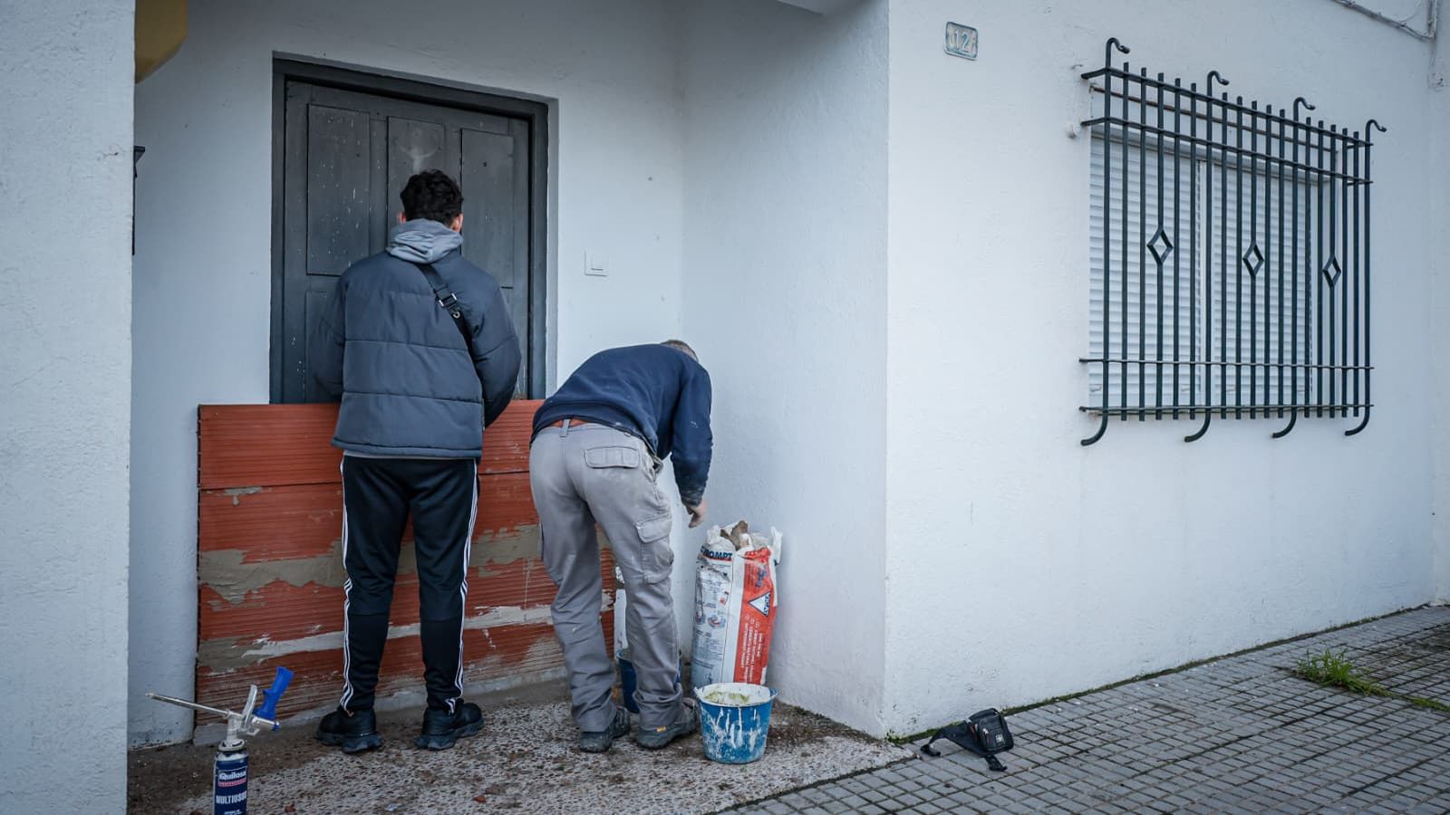 Vecinos del Poblado de Doña Blanca, asegurando la entrada de sus casas.
