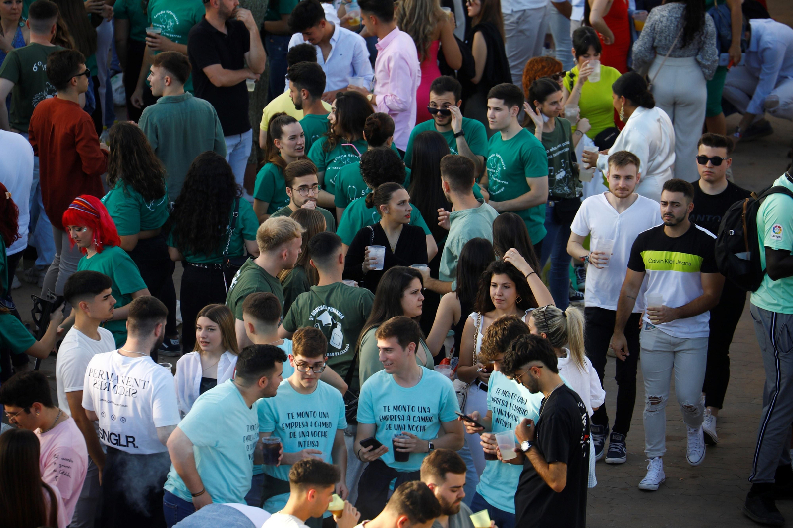 El clásico botellón del Miércoles de la Feria de Córdoba, en imágenes