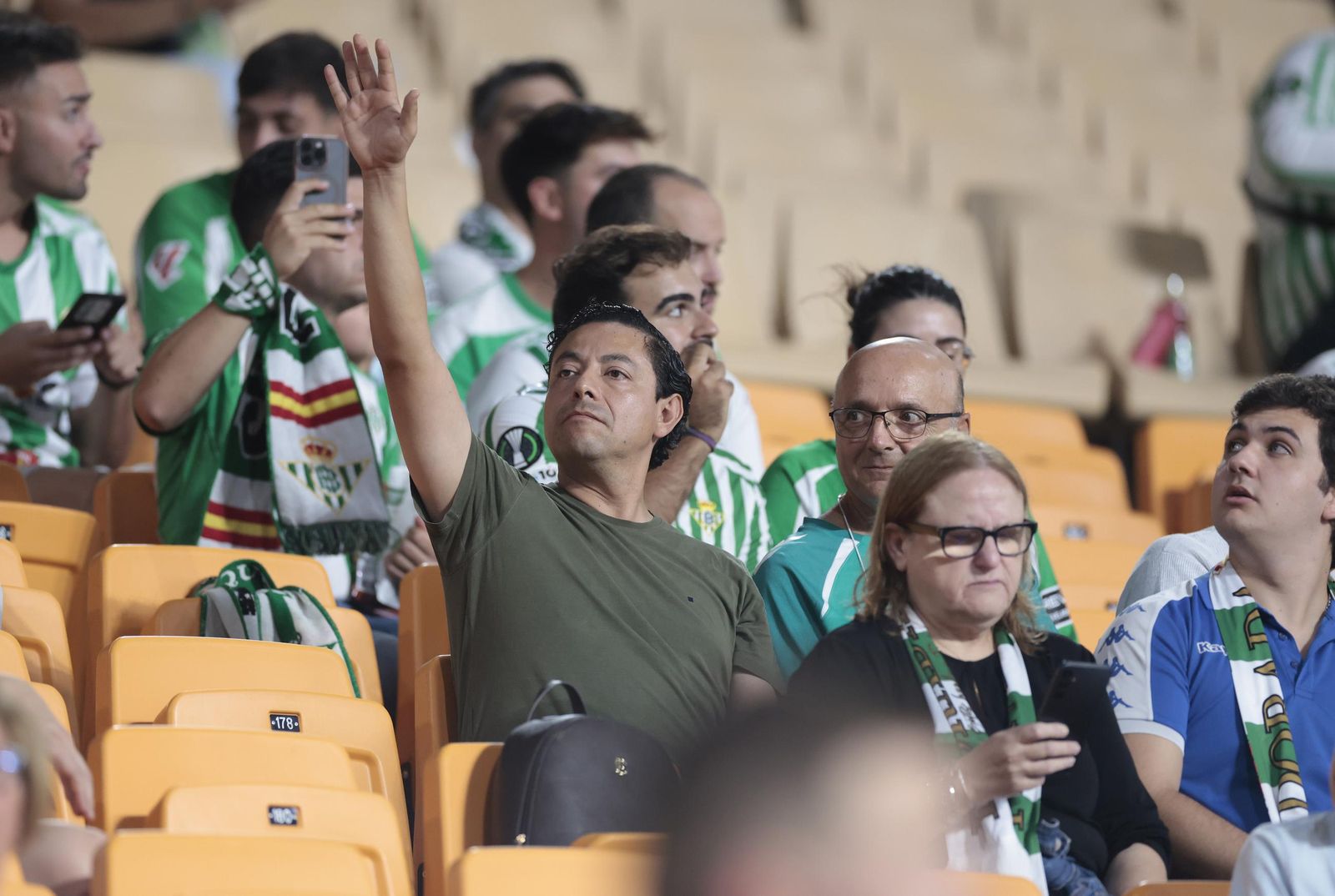 Búscate en las fotos del Betis - Nottingham Forest