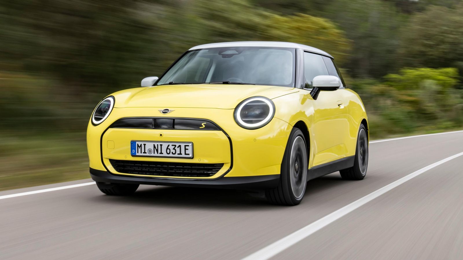 Si sus dimensiones lo hacen muy propicio para la ciudad, sus características dinámicas invitan a llevarlo lejos de ella. Incluso por su autonomía.