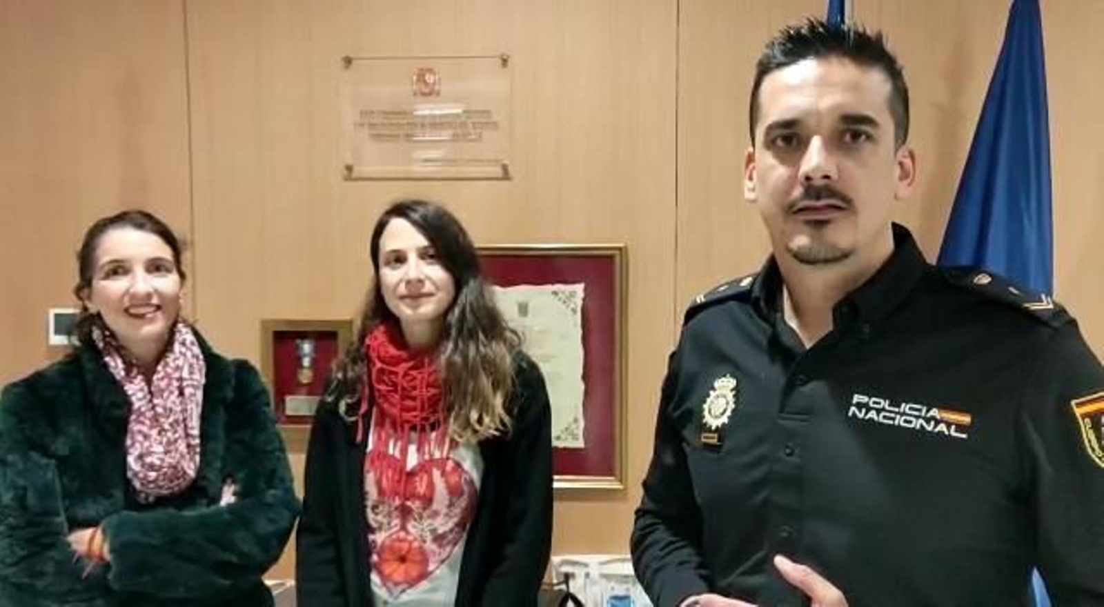 Una joven entrega una cartera perdida con 1.659 euros en Comisaría.
