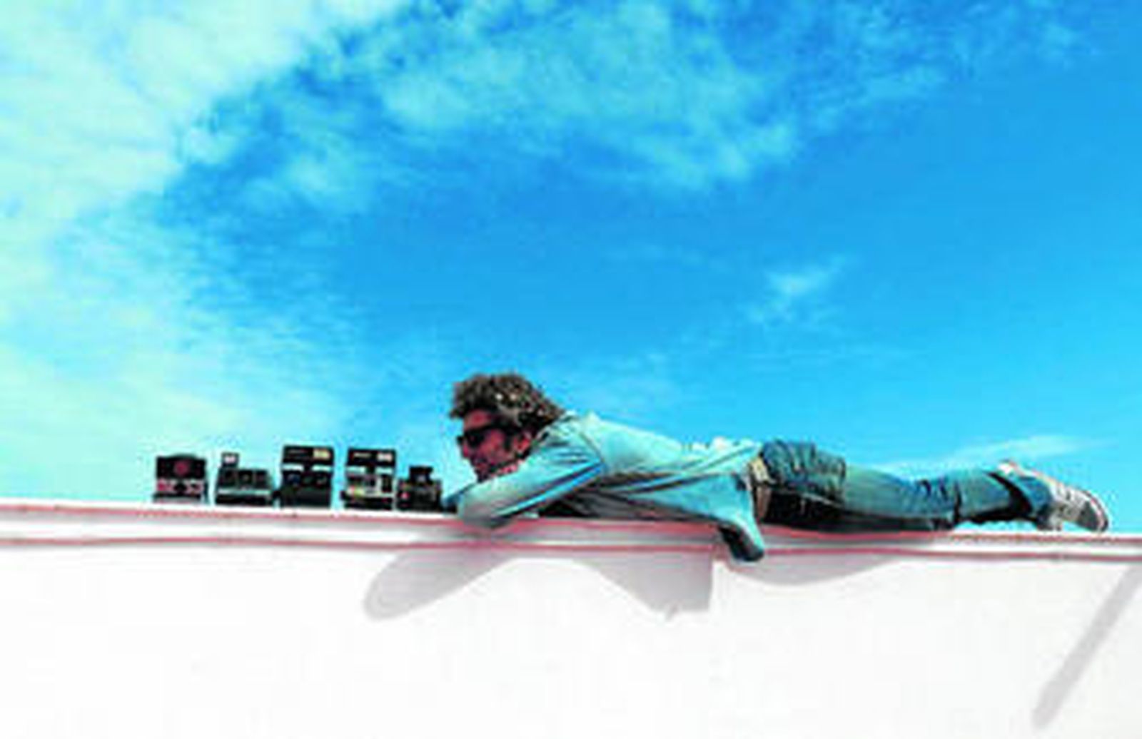 El fotógrafo Juanjo Castillo, posando con algunas de sus cámaras Polaroid.