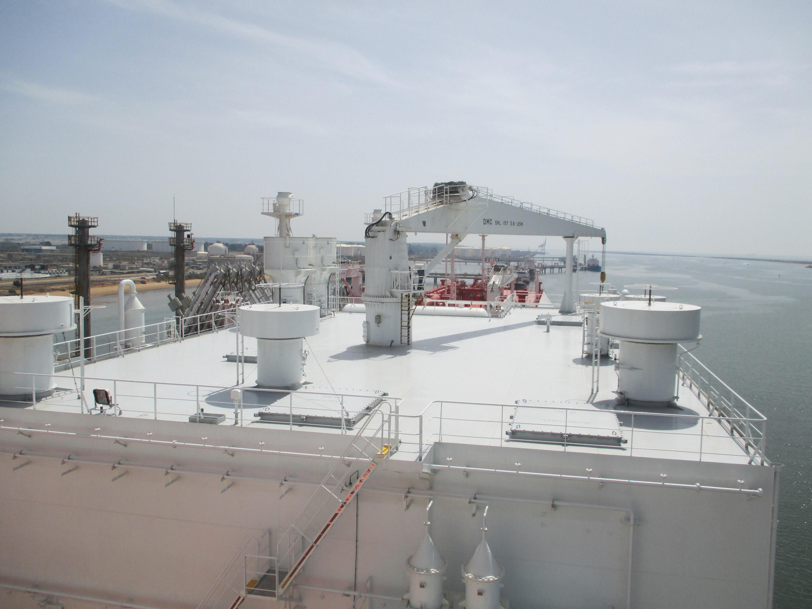 El buque 'Rioja Knutsen' descarga 152.000 metros cúbicos de GNL