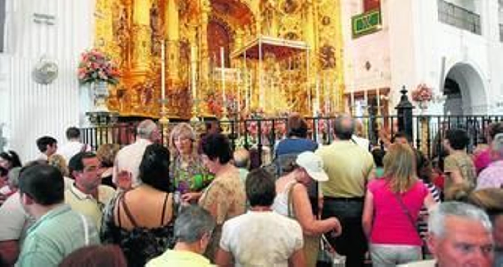 La Virgen del Rocío espera en su paso la madrugada de Pentecostés, cuando los hijos de Almonte la sacan a hombros.