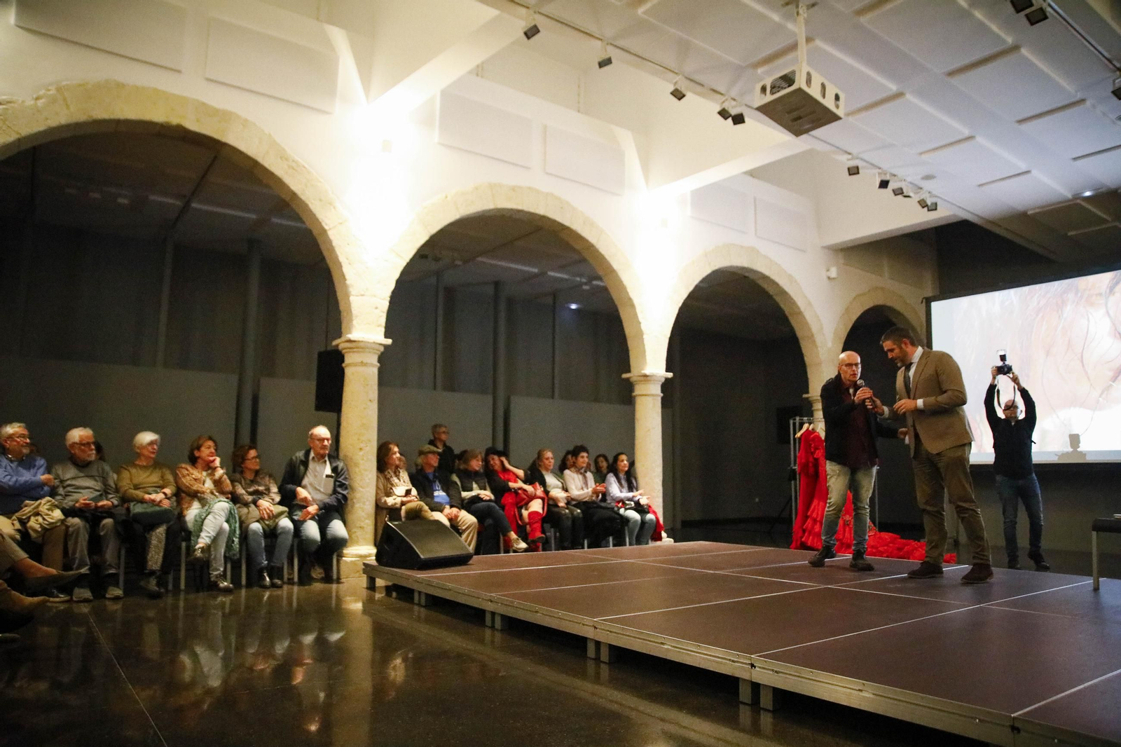 El Centro Andaluz de la Fotografía de Almería presenta el calendario 2025 con la actuación de la bailaora María Moreno, en imágenes