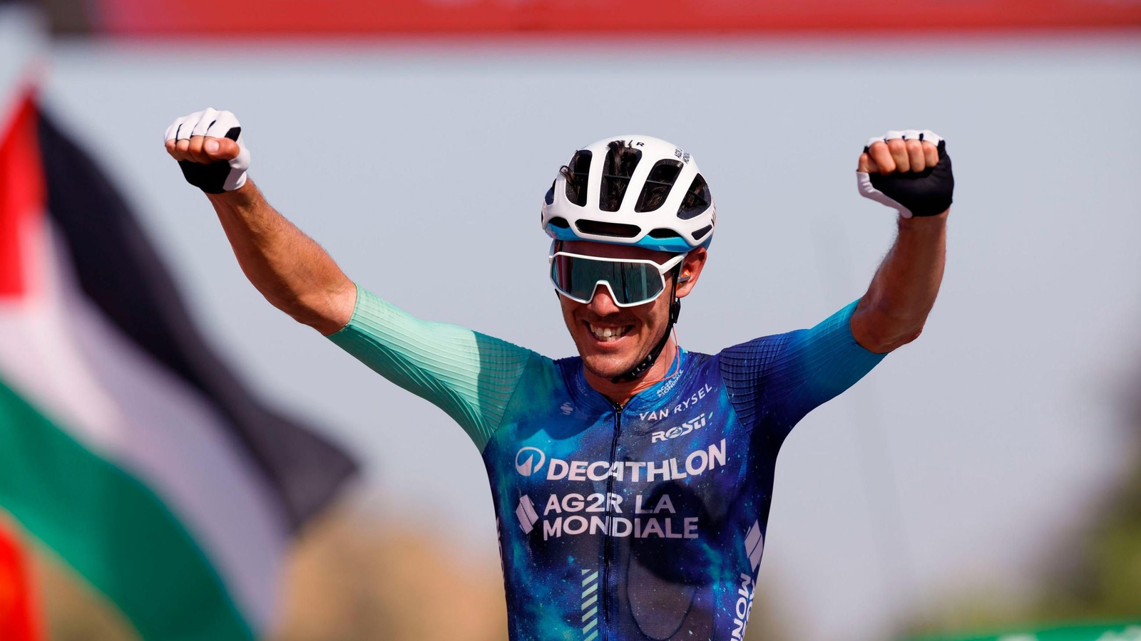 El ciclista australiano del Decathlon AG2R Ben O'Connor celebra su victoria en la sexta etapa de la Vuelta a España.