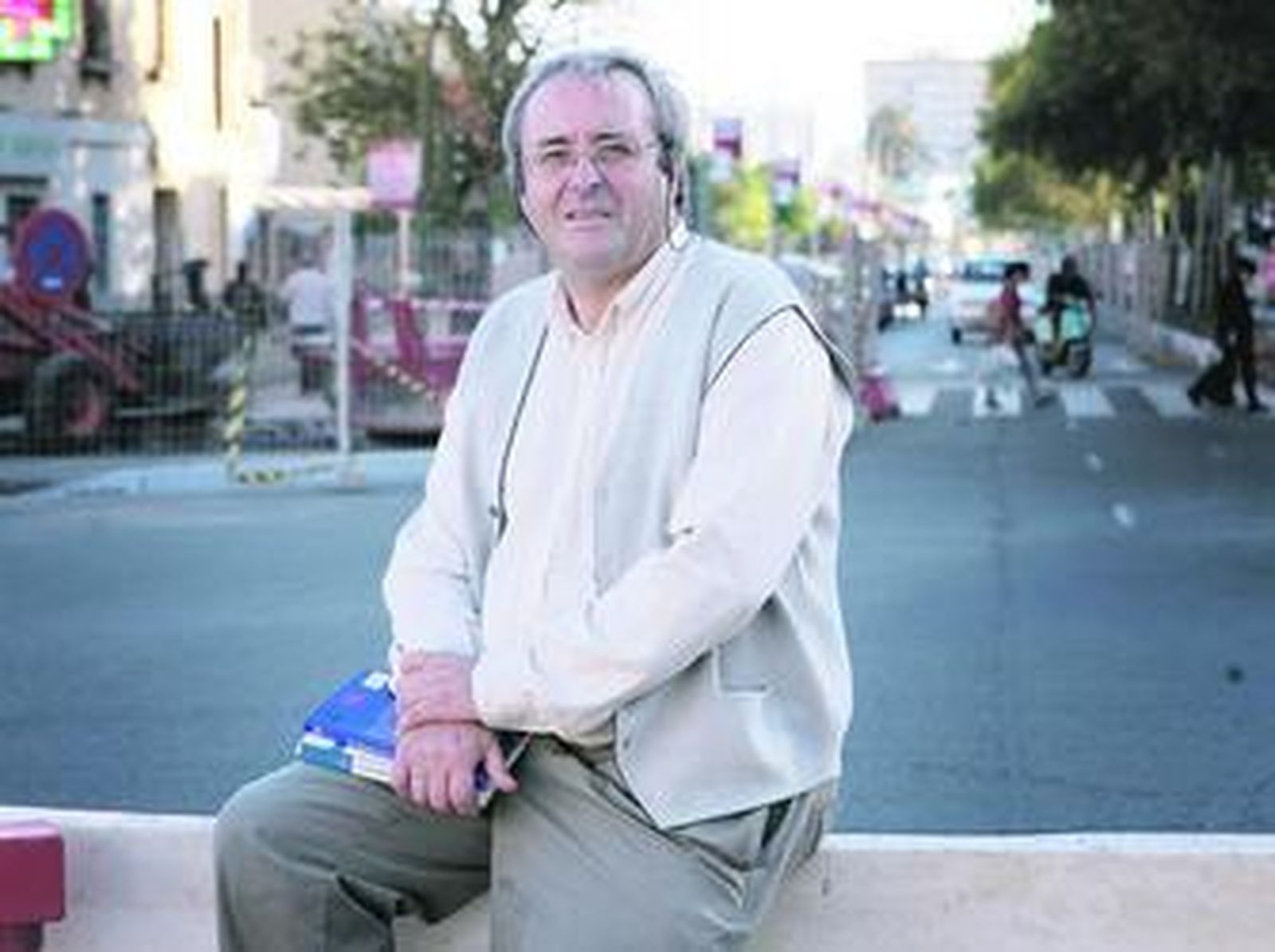 José Almuedo, ayer en la Gran Plaza. A la derecha, su libro, con el Zeppelin sobrevolando los cuatro barrios.