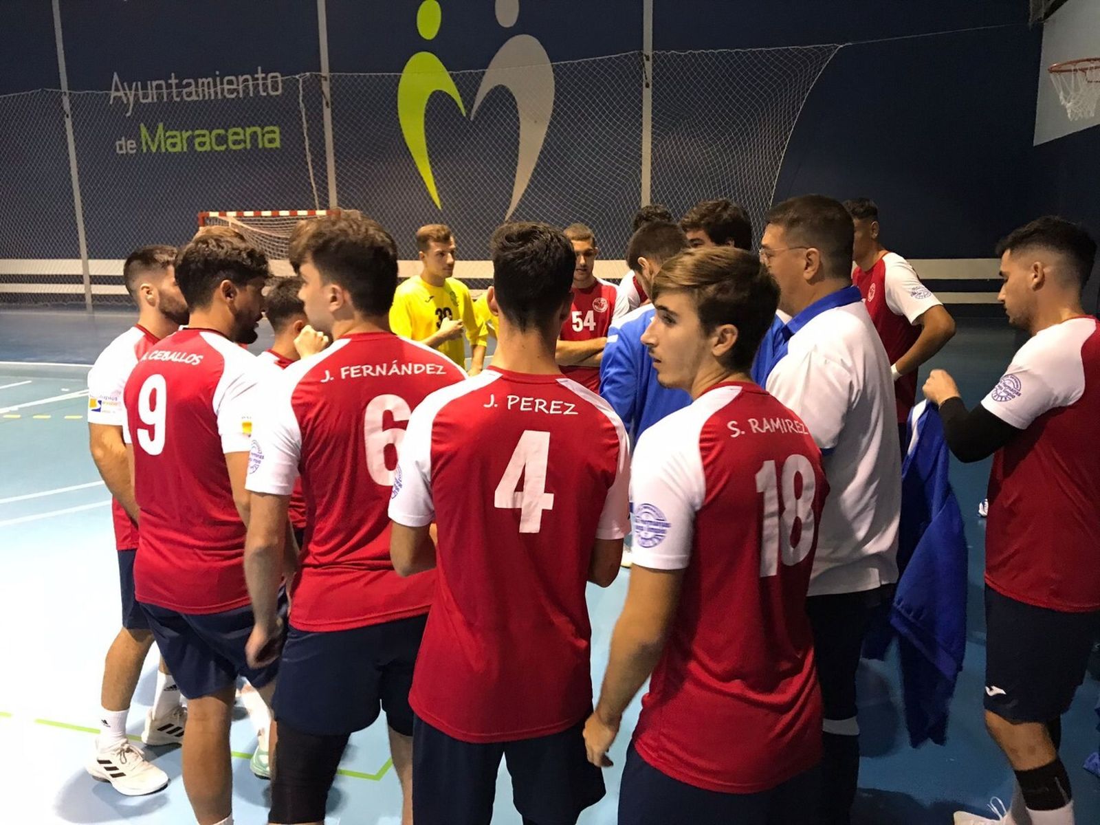 Los jugadores del BM Montequinto, durante un tiempo muerto en Maracena.