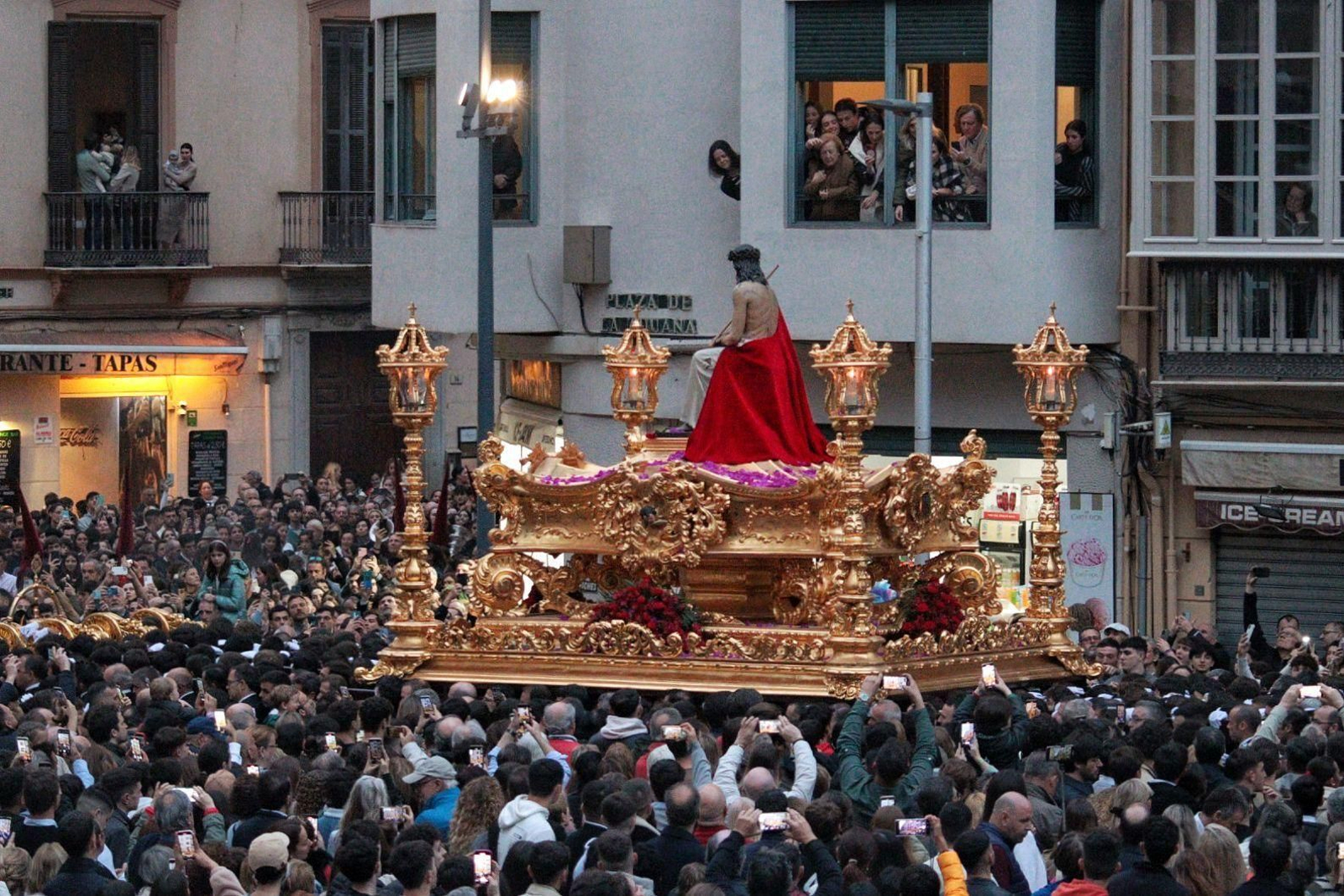 Estudiantes ya en la calle, este Lunes Santo en Málaga en el que cuatro cofradías suspendieron sus salidas.