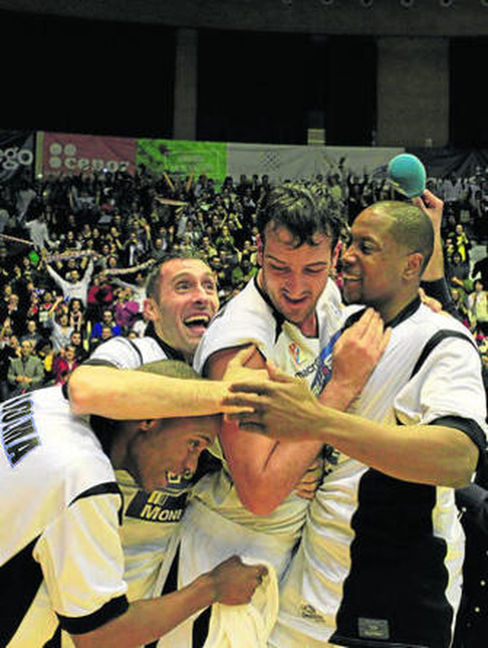 Jugadores del Blusens, entre ellos Bulfoni, celebran la permanencia.