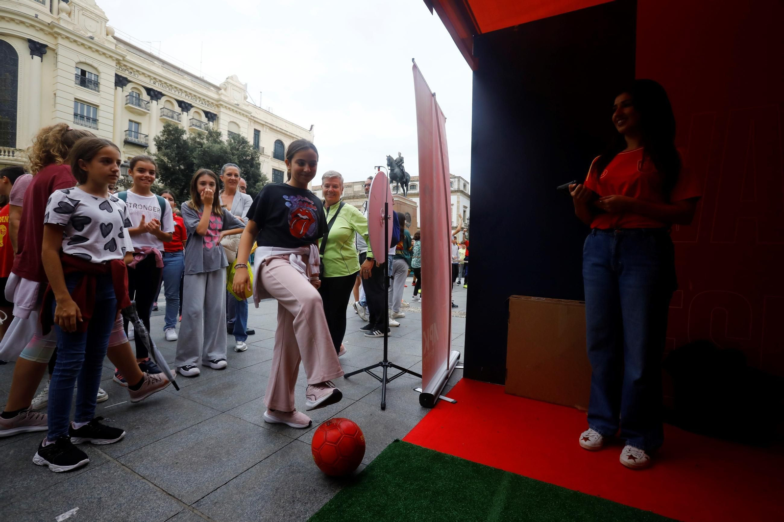 Los colegios de Córdoba disfrutan de la Fan Zone de la selección española, en imágenes