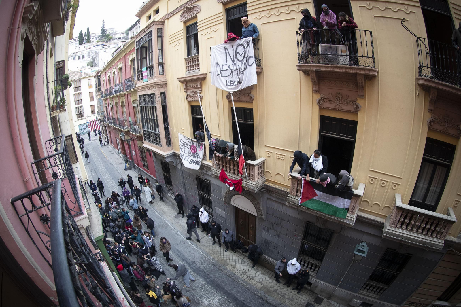 Todas las imágenes de la intervención policial contra unos okupas en Granada: tensión, detenidos y un herido