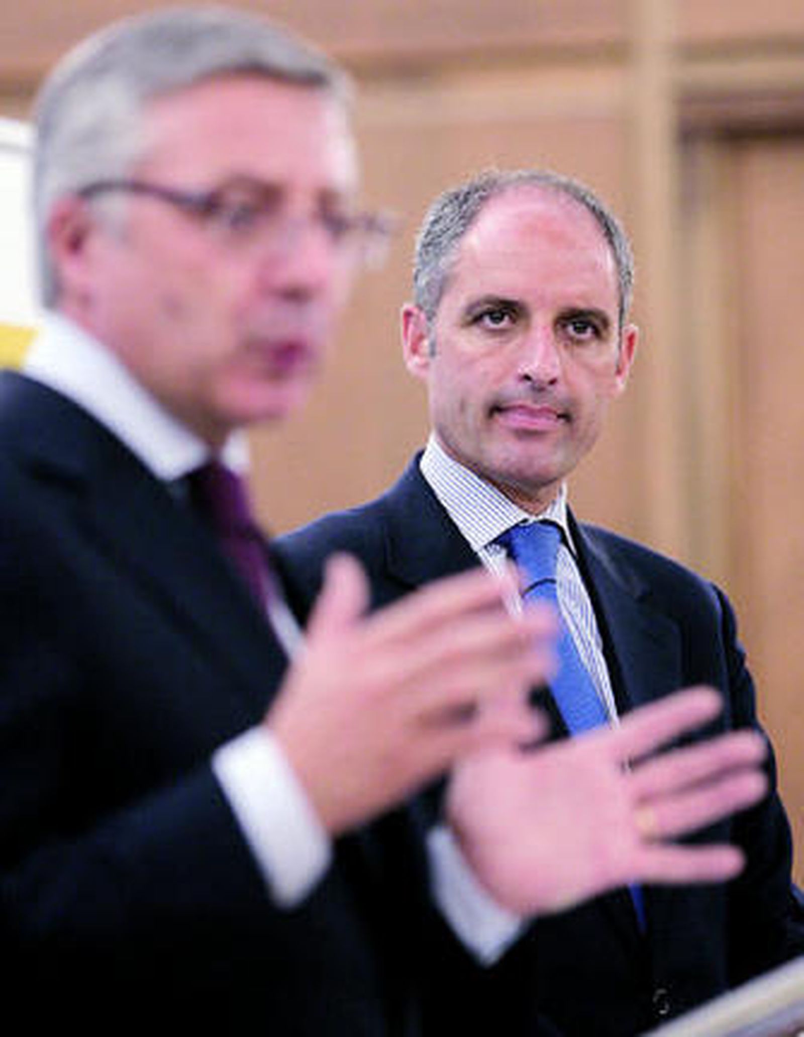 Camps con Blanco difuminado en primer plano, ayer en su comparecencia en el Ministerio de Fomento.