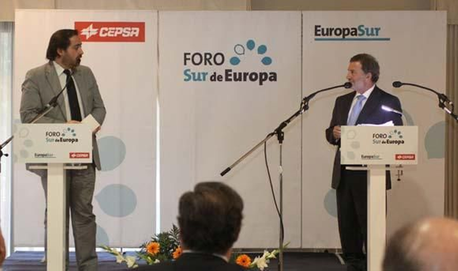 El director de 'Europa Sur', Alberto Grimaldi, fue el encargado de trasladar las preguntas al presidente de ADIF, Antonio González.

Foto: Vanessa Perez