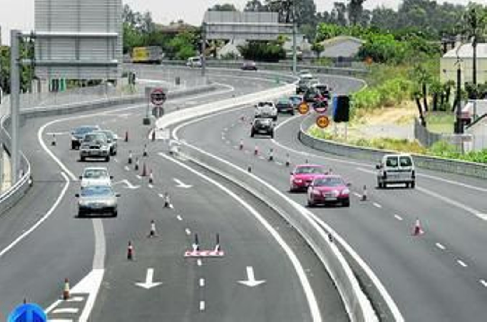 Salida a varias urbanizaciones de El Puerto de la nueva A-491, sólo operativa en doble sentido por la derecha.