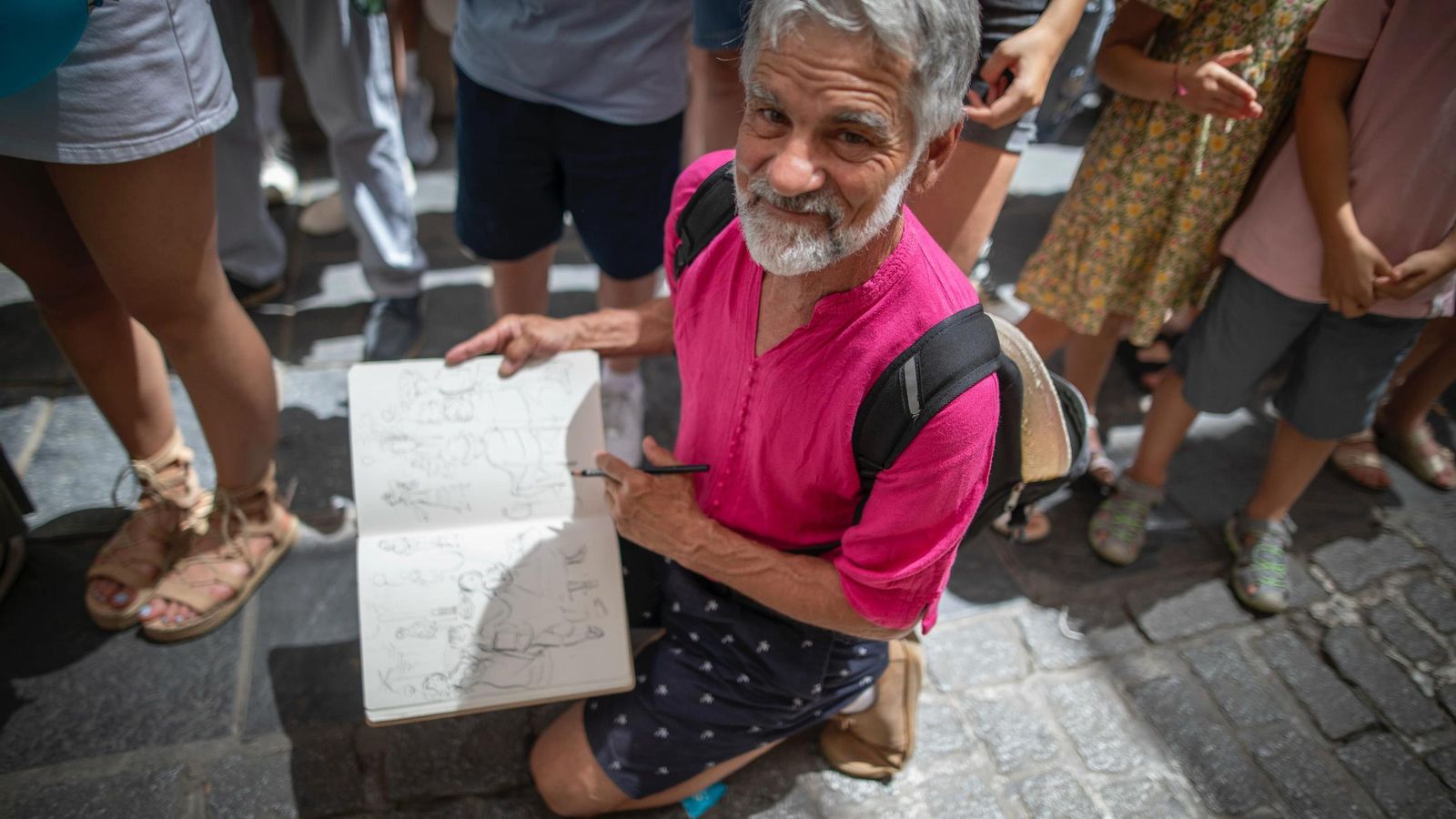 Un pintor colombiano no perdía ojo de cada detalle.
