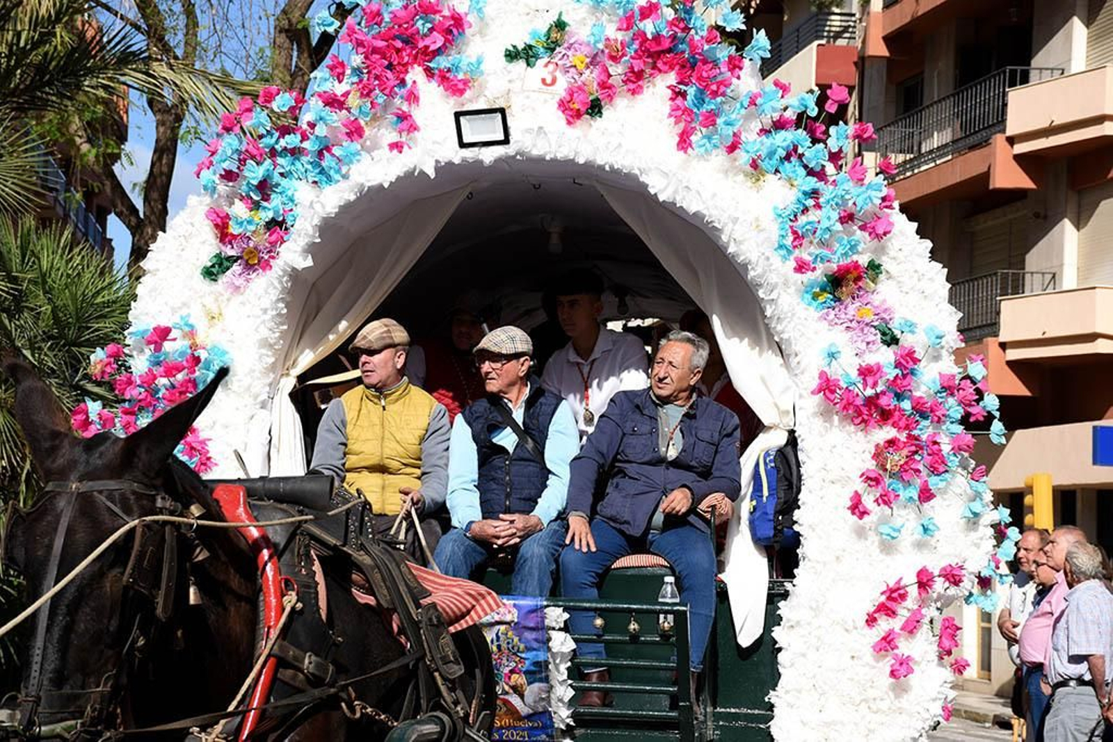 Las mejores imágenes de los peregrinos en la salida de Emigrantes
