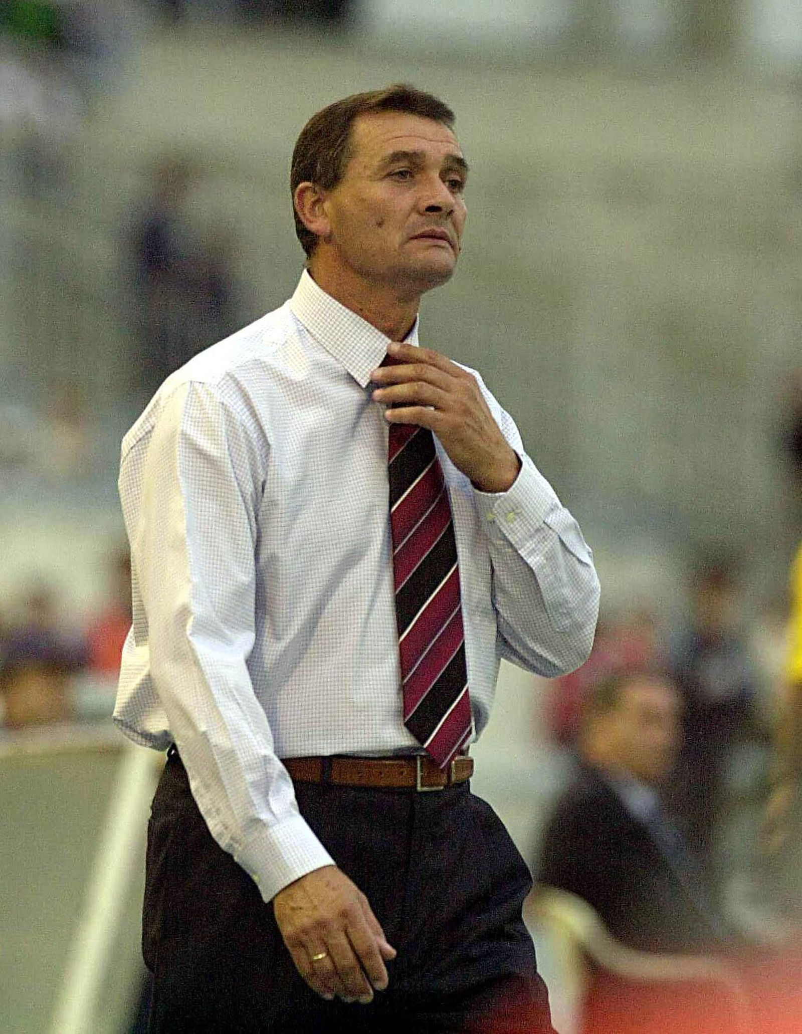 El murciano se ajusta la corbata en un encuentro en el Campo Municipal Juan Rojas. Temporada 2001-02, la del ascenso a Segunda.