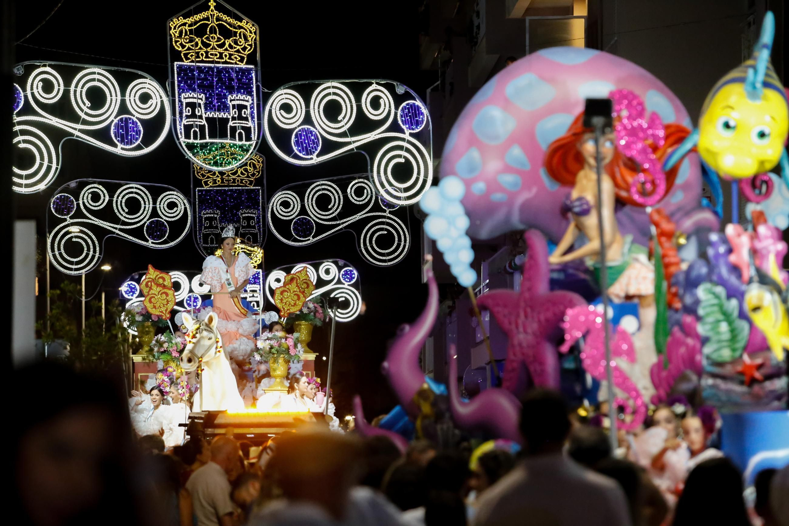 Búscate en las fotos de la cabalgata de la Feria de La Línea
