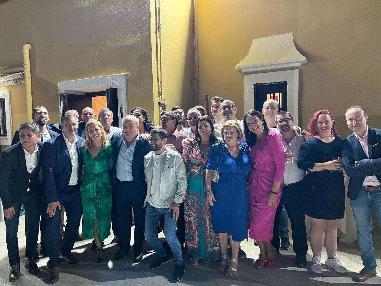 Pelayo Garcia Borbolla y Ana Sánchez  con todos los empleados del Bar Restaurante El Terraza, durante el homenaje en el Baluarte de los Mártires.