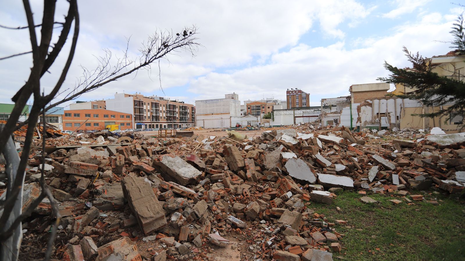 Vista general del gran espacio que quedará libre tras los derribos actuales.