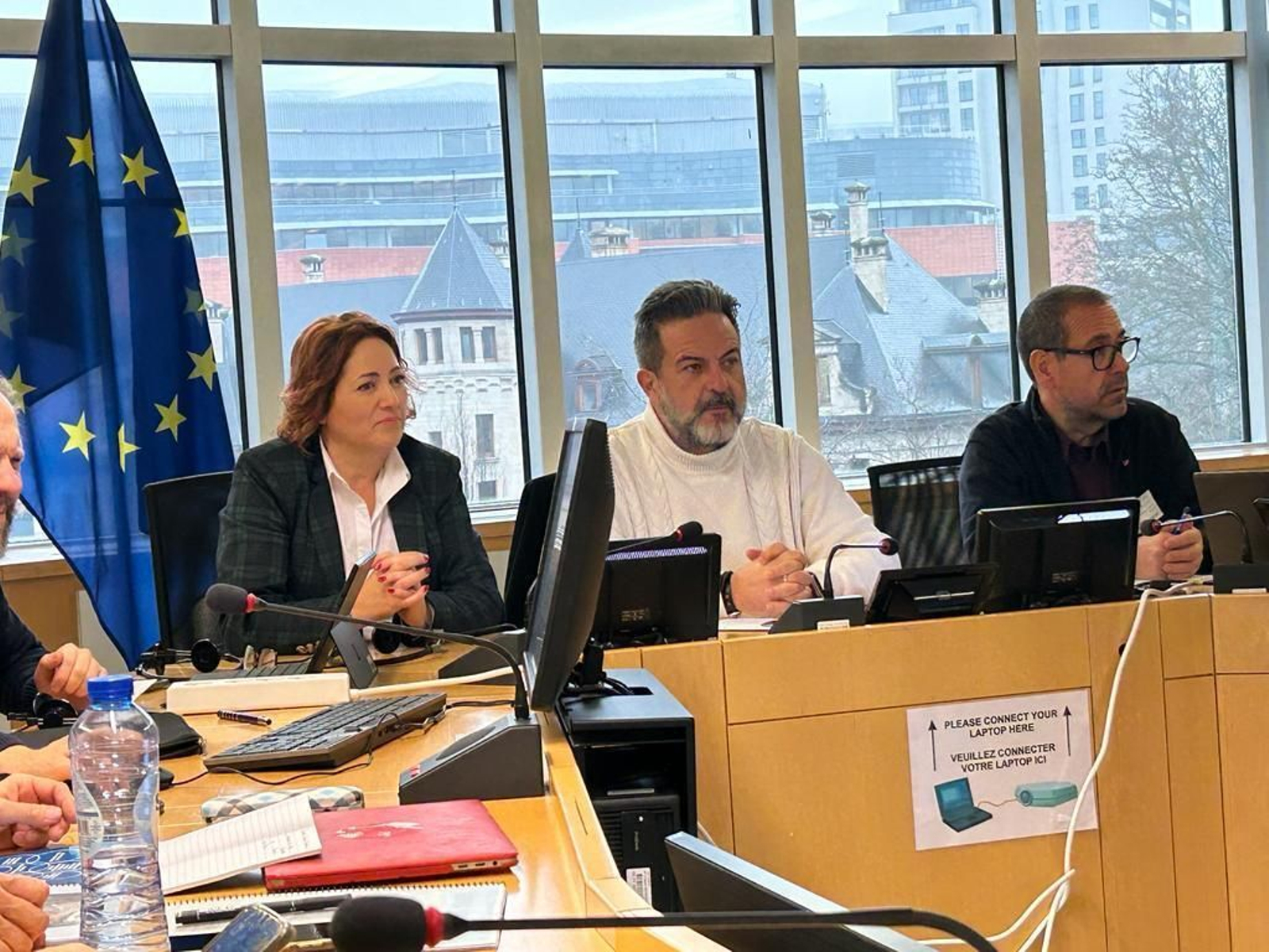 Momento de la reunión entre IU y las plataformas ecologistas en el Parlamento Europeo