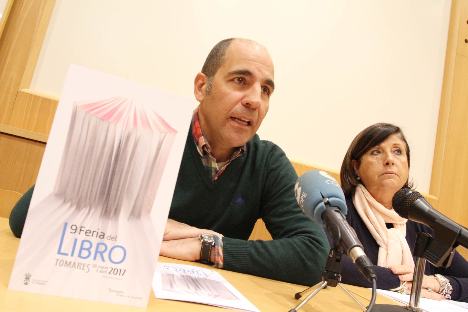 1. El director de la Casa del Libro en Sevilla, Rafael García Organvídez, y la concejal de Cultura de Tomares, Maite Garay. 2. En la feria se rendirá homenaje a Gloria Fuertes y Miguel Hernández. 3. Care Santos, Premio Nadal de Novela. 4. Paloma Sánchez-Garnica, Premio Novela Fernando Lara. 5. Ignacio Martínez Pisón, Premio Nacional de Narrativa. 5. Inocencio Arias.