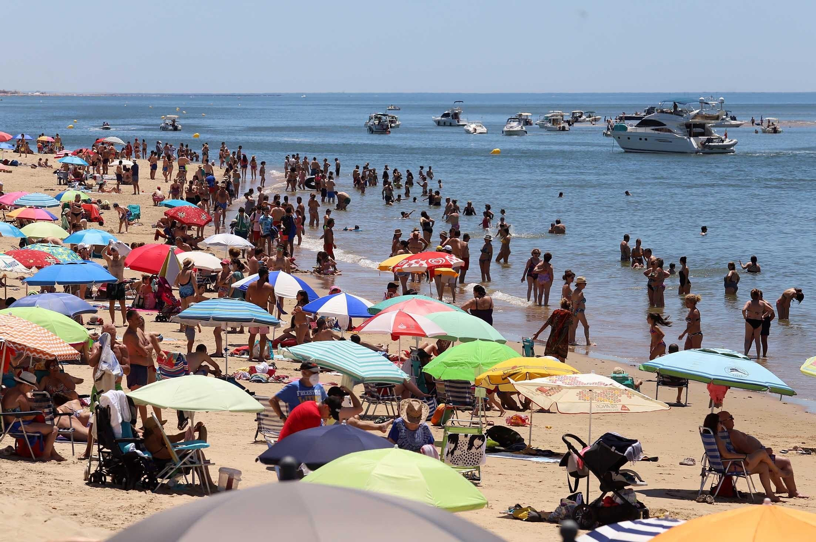 Las imágenes más destacadas del primer domingo de verano en las playas de Huelva