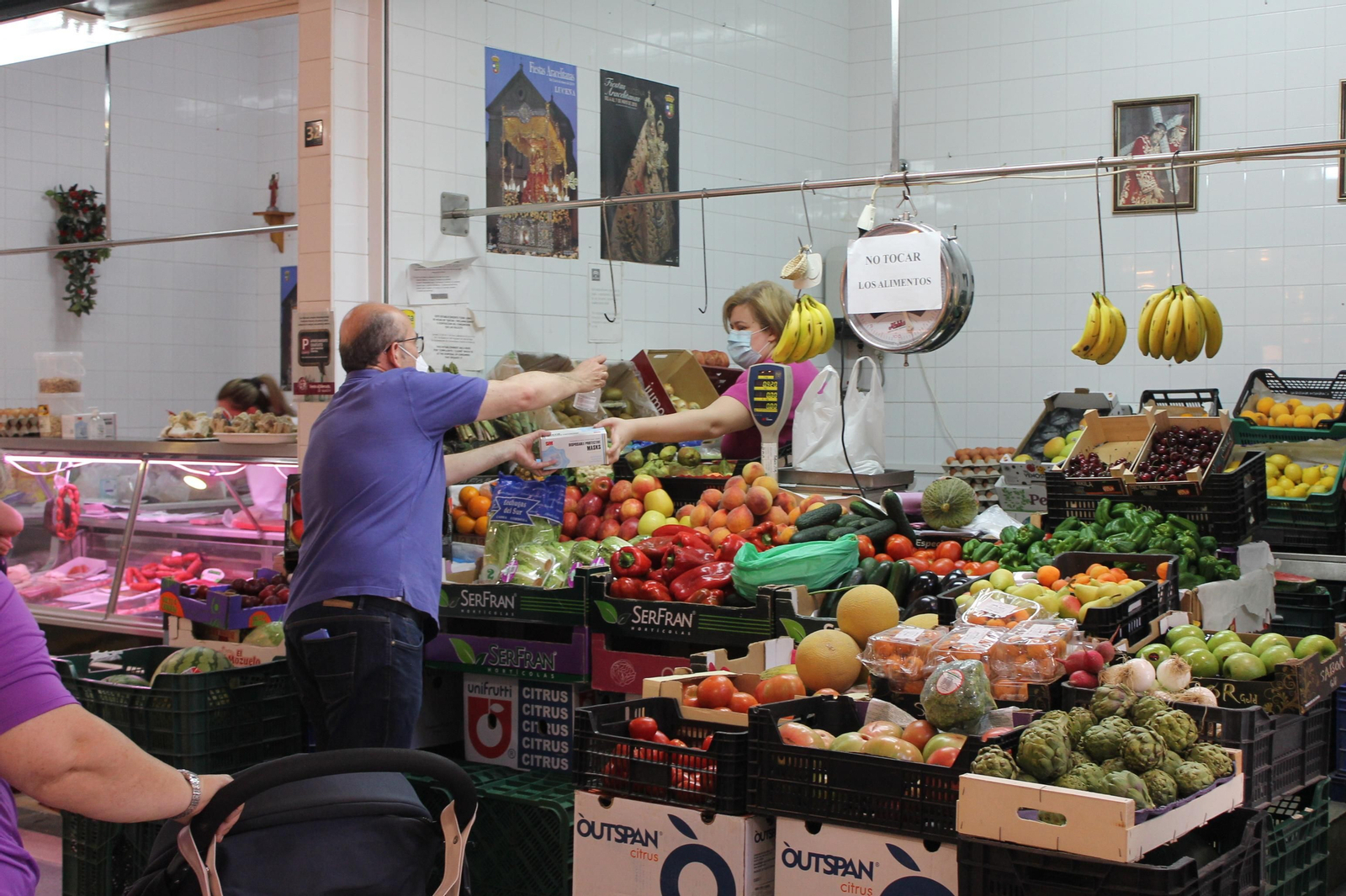 José Pedro Moreno reparte gel y mascarillas en el Mercado municipal.