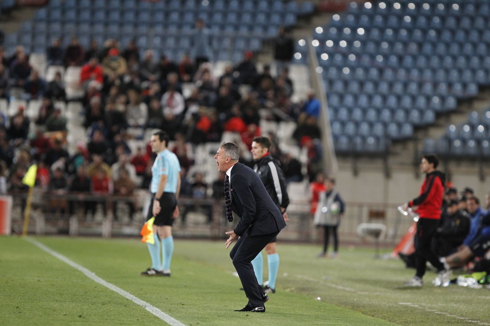 Lucas Alcaraz se desgañita en el área técnica dando instrucciones durante el transcurso del partido ante el Rayo Vallecano el sábado pasado.