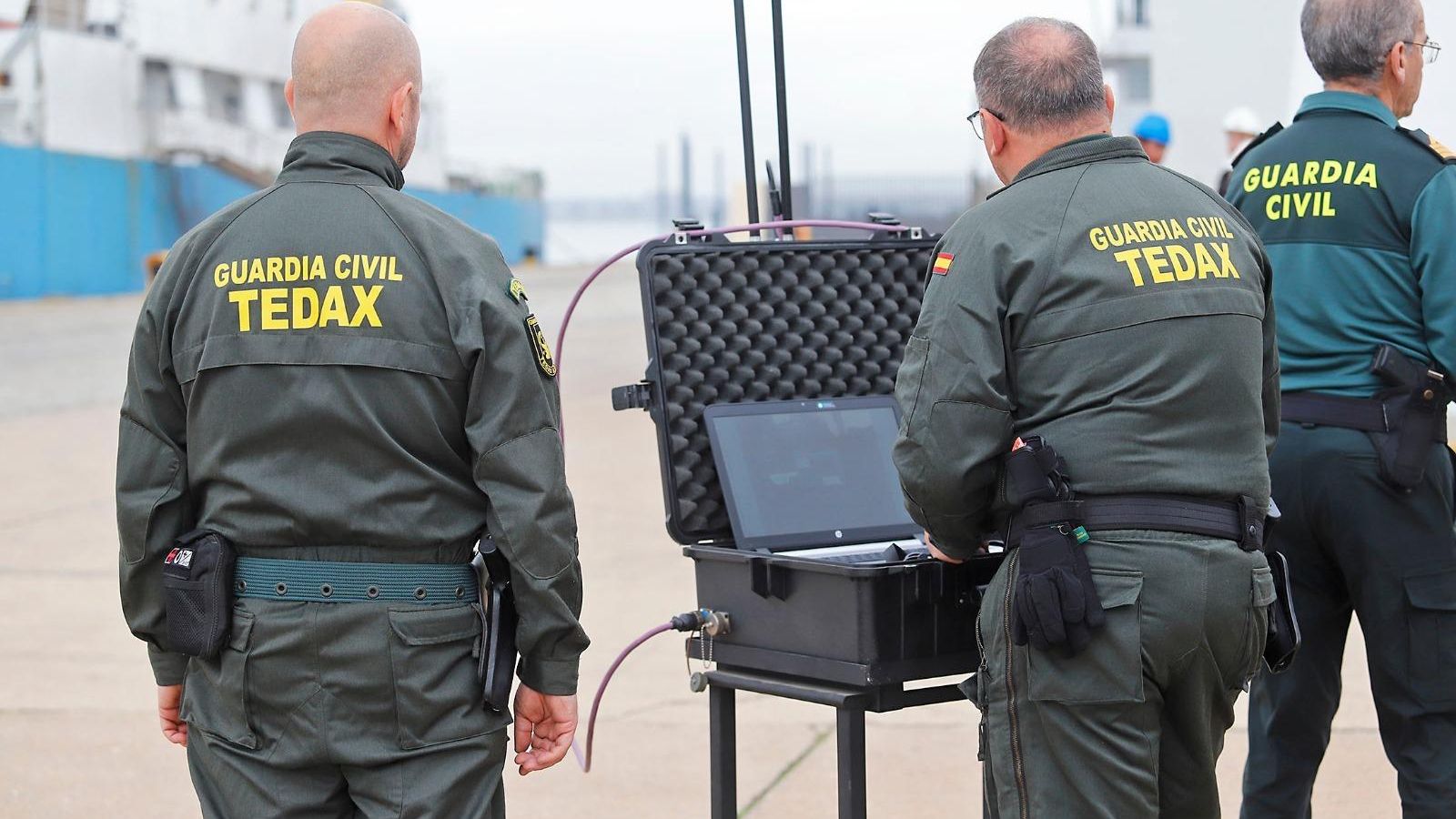 Los efectivos del Tedax controlan el robot articulado.