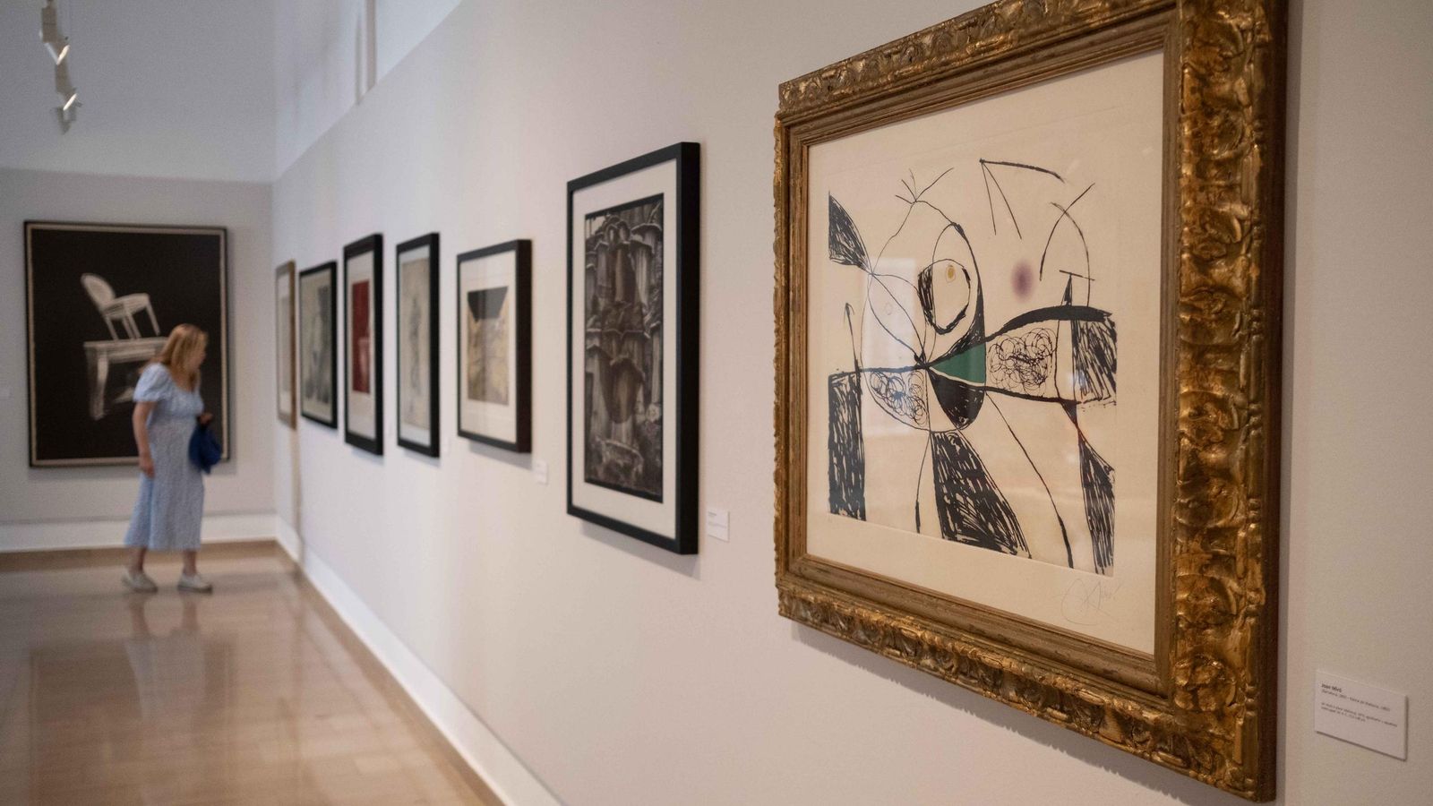 La muestra incluye otras de artistas como Miró.