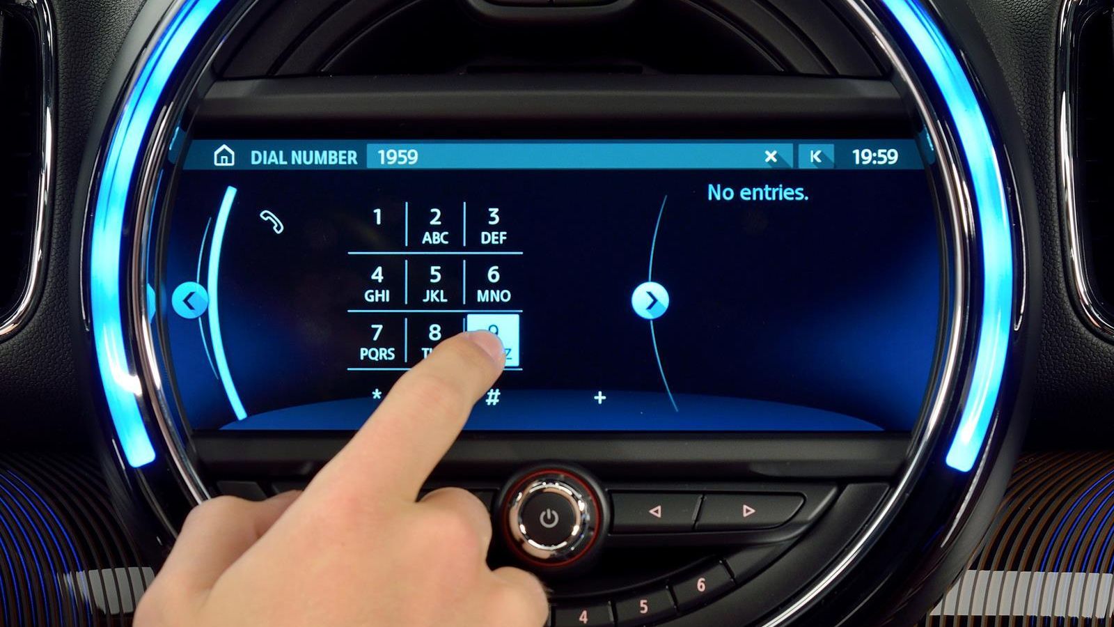 La pantalla interior se caracteriza por su tamaño y porque es táctil.