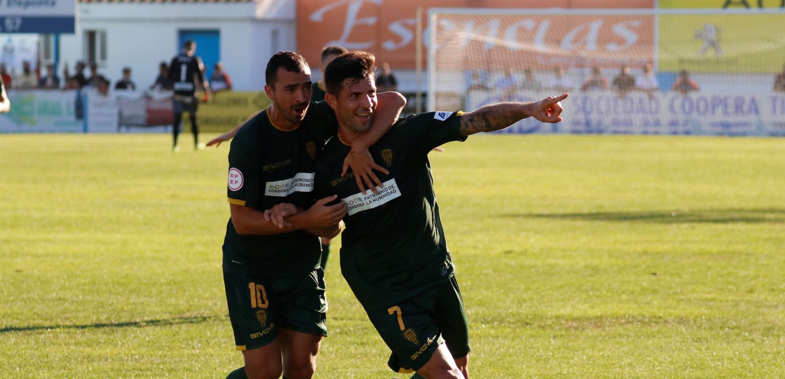 De las Cuevas y Willy Ledesma celebran un gol del Córdoba CF.