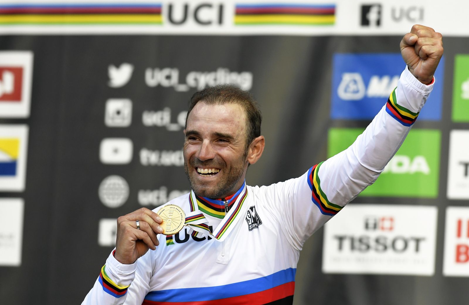 Alejandro Valverde muestra la medalla de oro lograda en el Mundial.