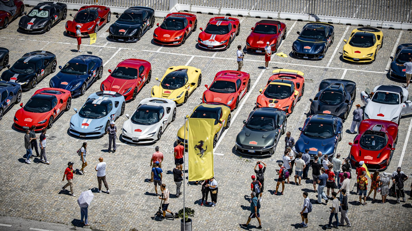 Las imágenes de la concentración de coches Ferrari en Cádiz