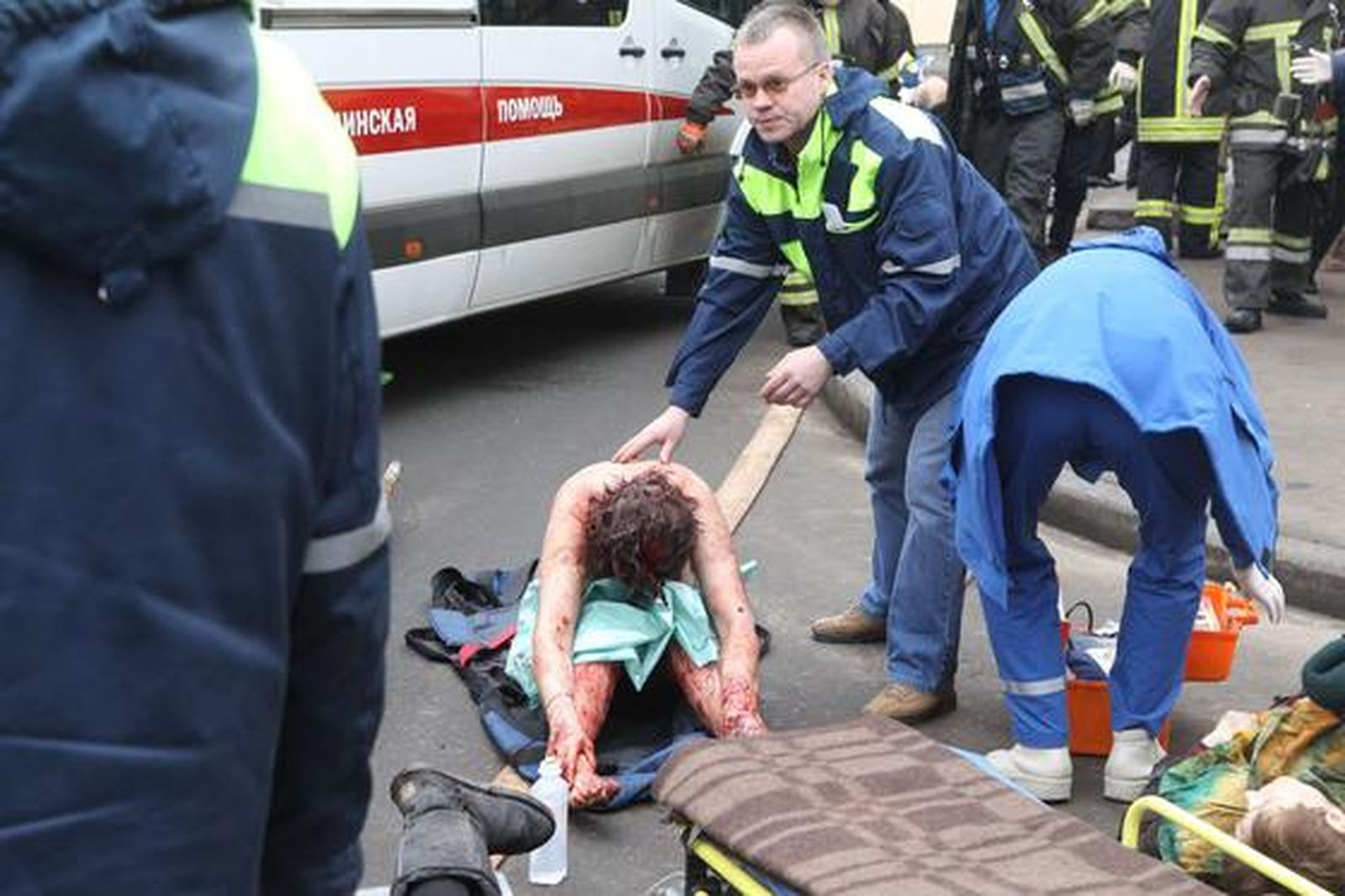 Una mujer herida es atendida por los servicios de emergencia rusos. / AFP
