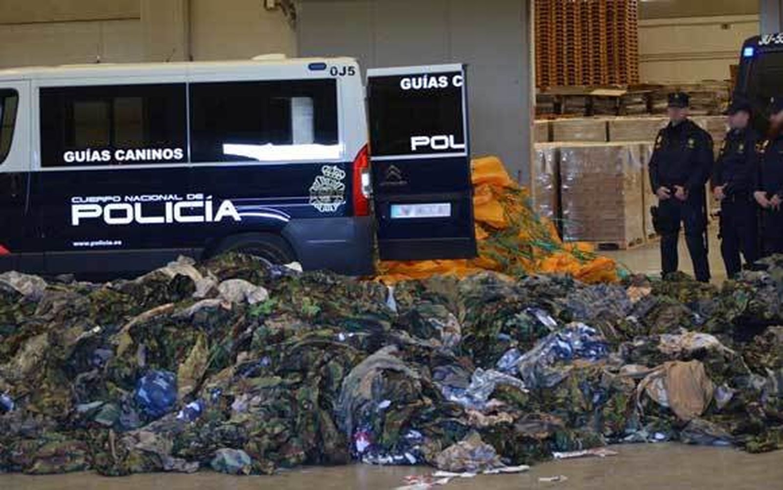 La Policía interviene en Valencia y Algeciras 20.000 uniformes militares destinados a grupos yihadistas