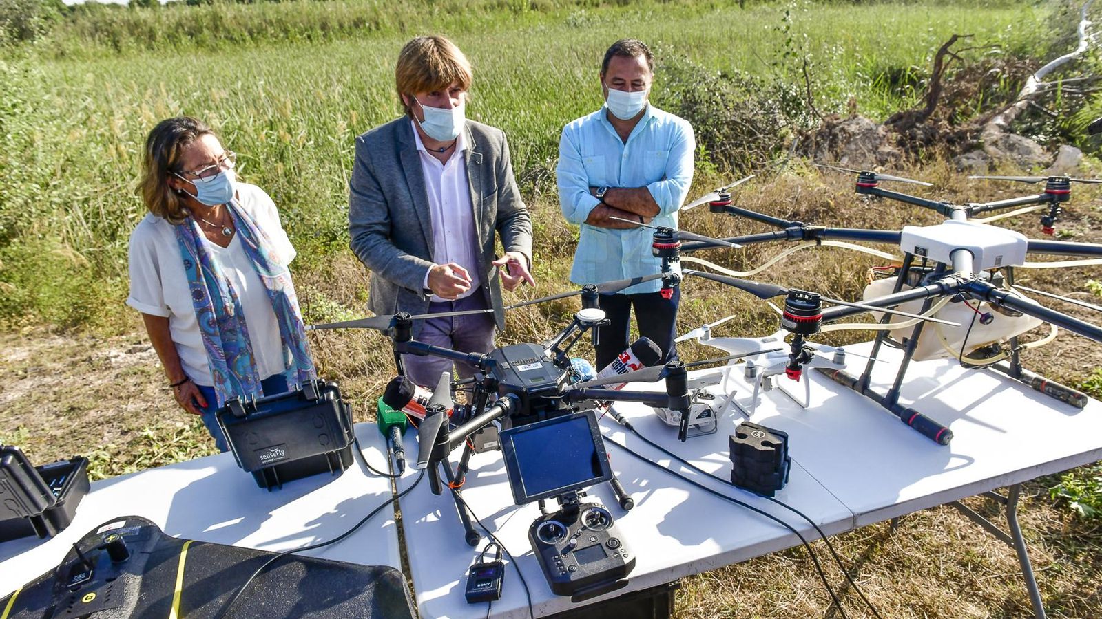El delegado de la Junta y la delegada de Salud, con el responsable de la empresa de drones.