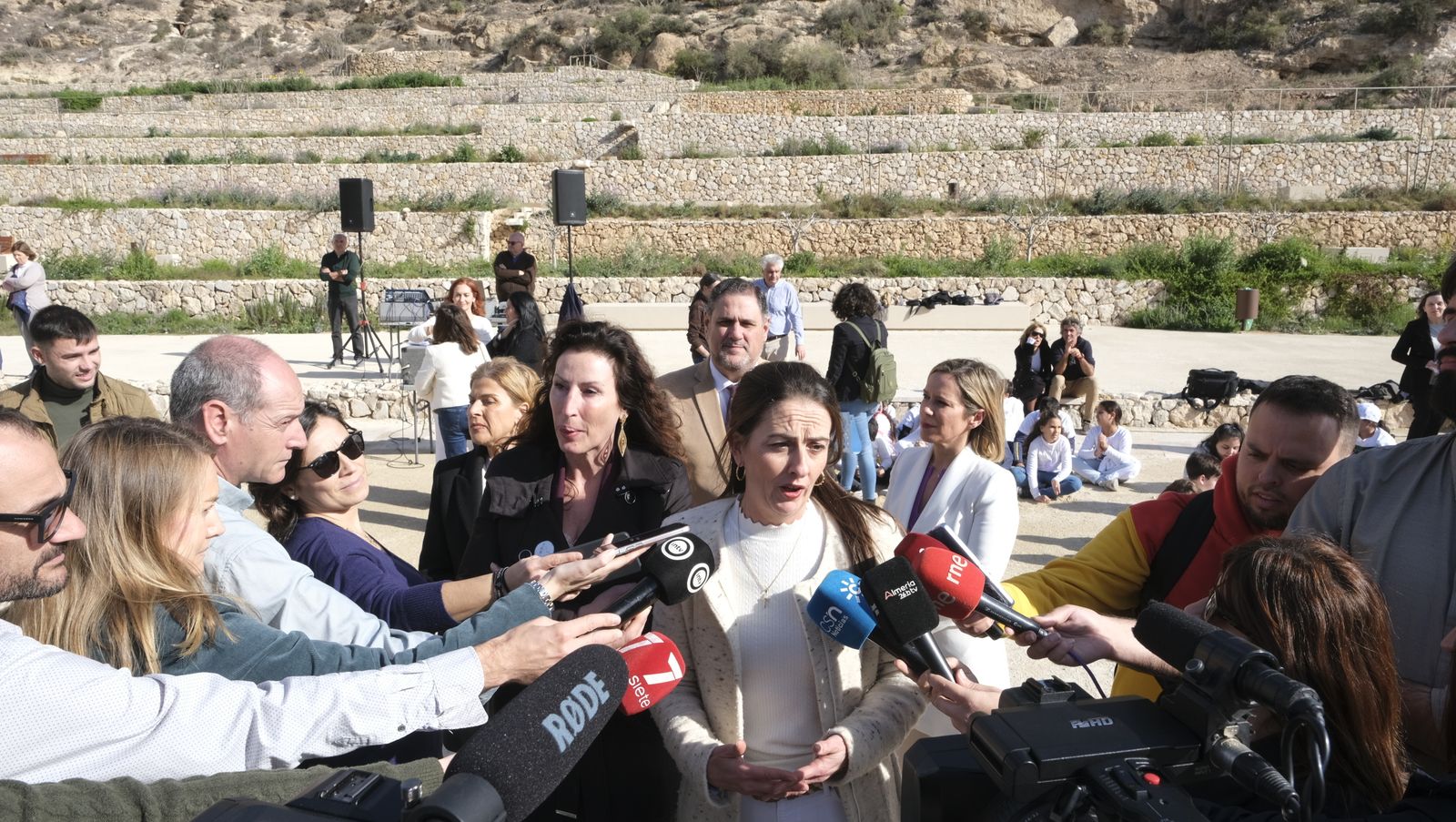 Imágenes de 'Versos por la Paz', en el Parque de La Hoya de Almería