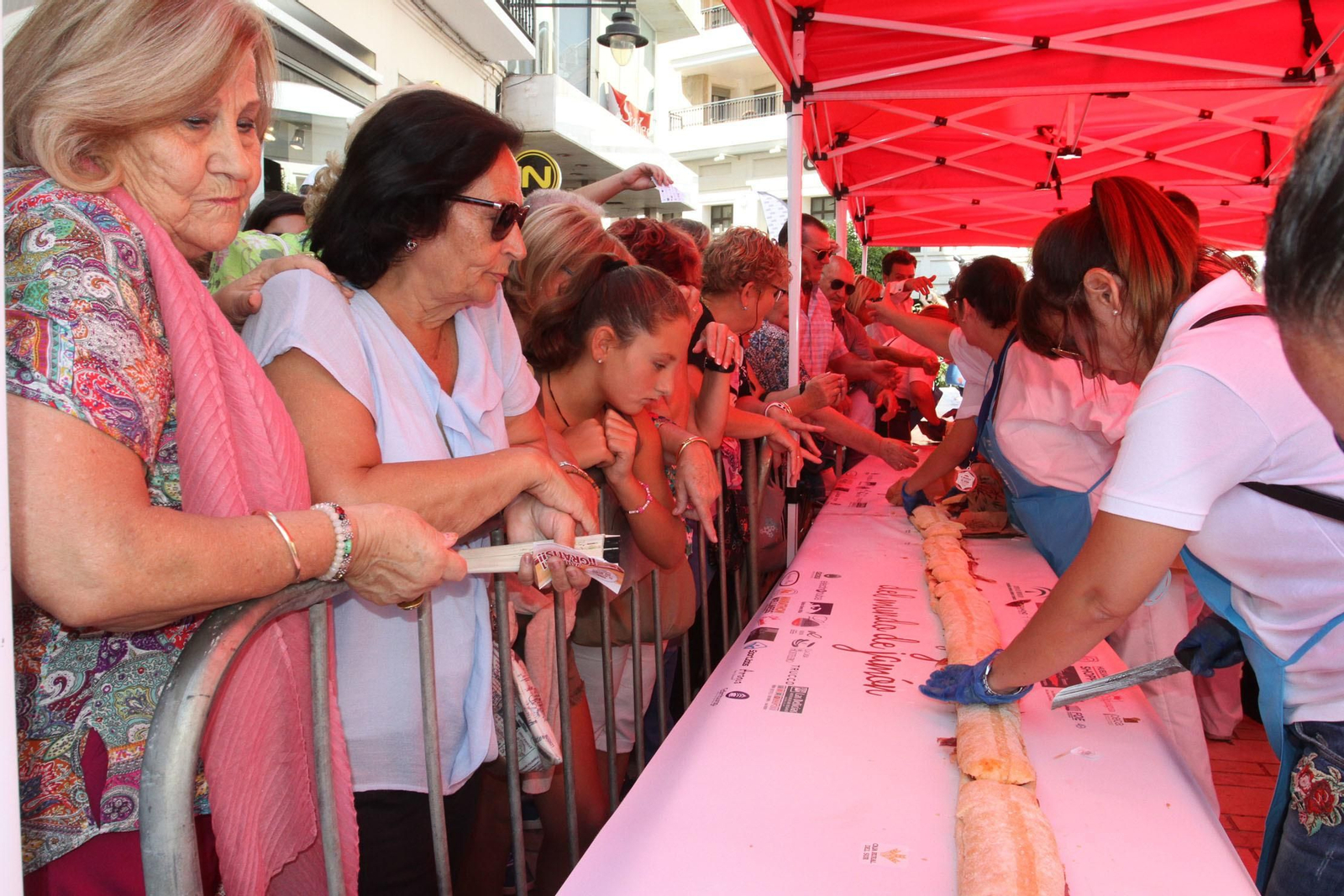 Record Guinnes del bocadillo de jamón mas grande del mundo, en Huelva