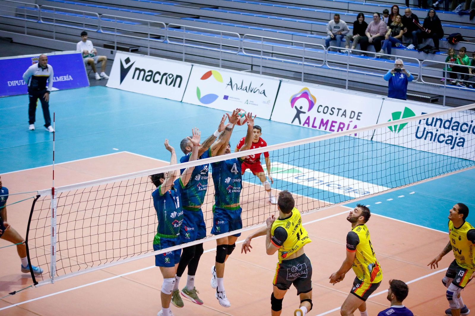 Las imágenes del Unicaja Costa de Almería-Leleman Conqueridor, primer partido del play off por el título de Superliga en Almería