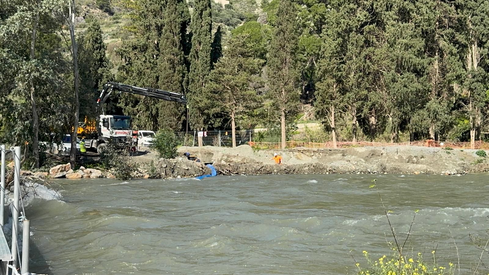 Unos operarios trabajan en las conducciones de Rules en el Guadalfeo