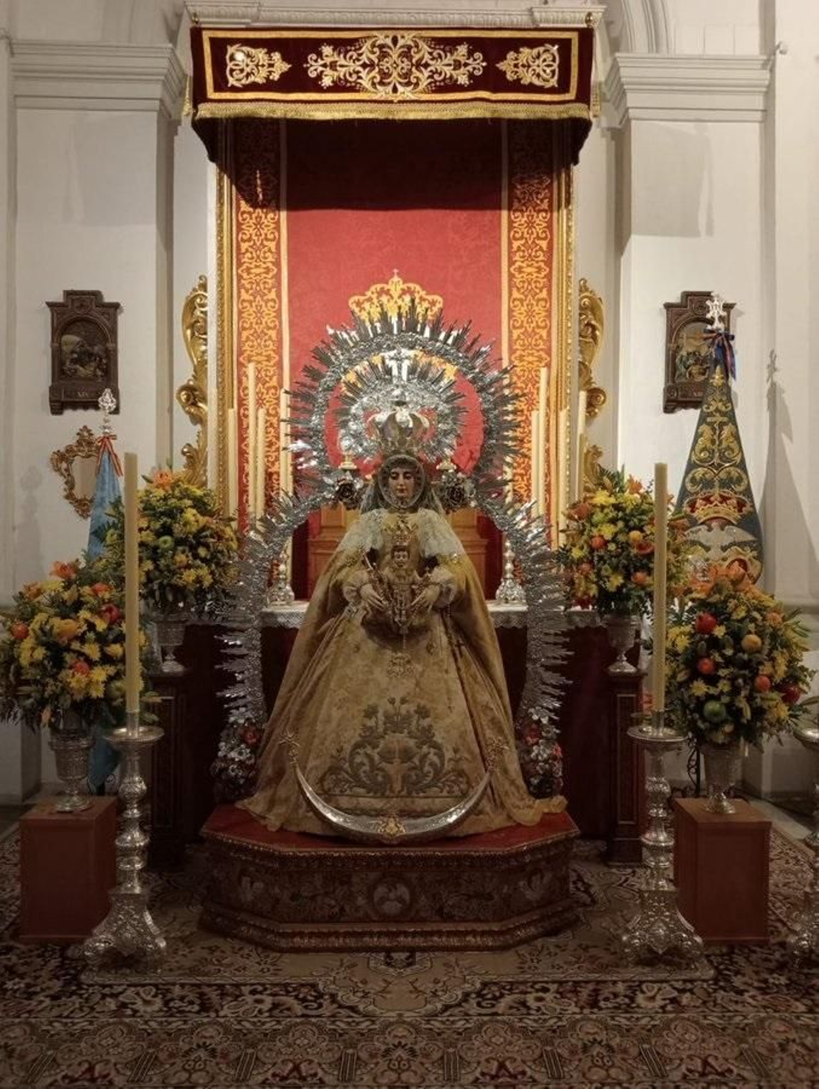 La Virgen del Rocío, vestida para estos cultos de septiembre.