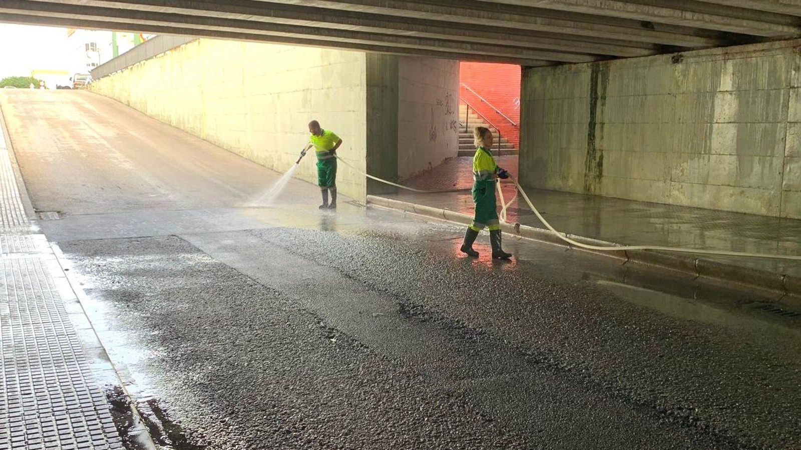 Tareas de baldeo en el entorno de la barriada Bazán. Tareas de baldeo en el entorno de la barriada Bazán.