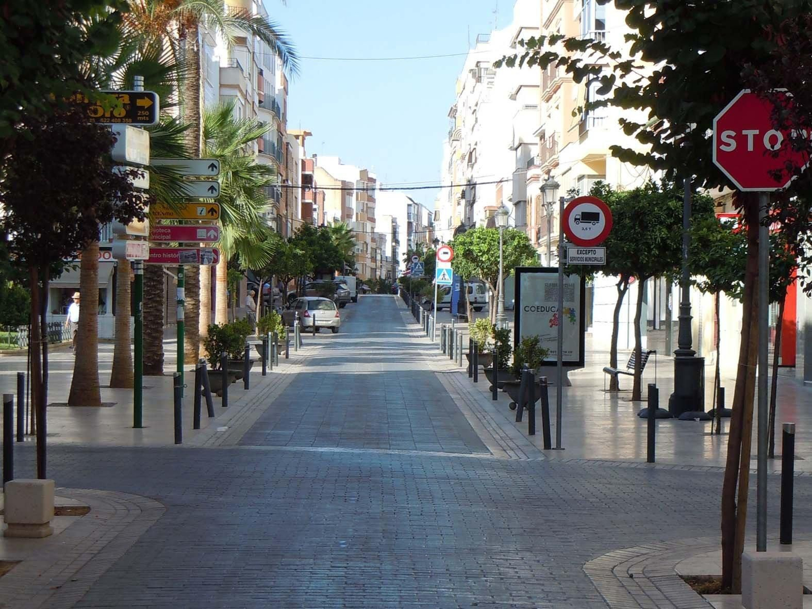 Una calle del centro de Puente Genil.